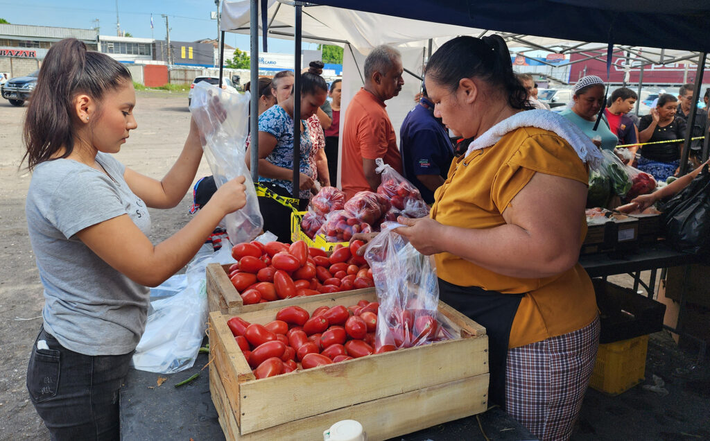 salvadorenos-destacan-beneficios-de-nuevo-agromercado-en-san-miguel